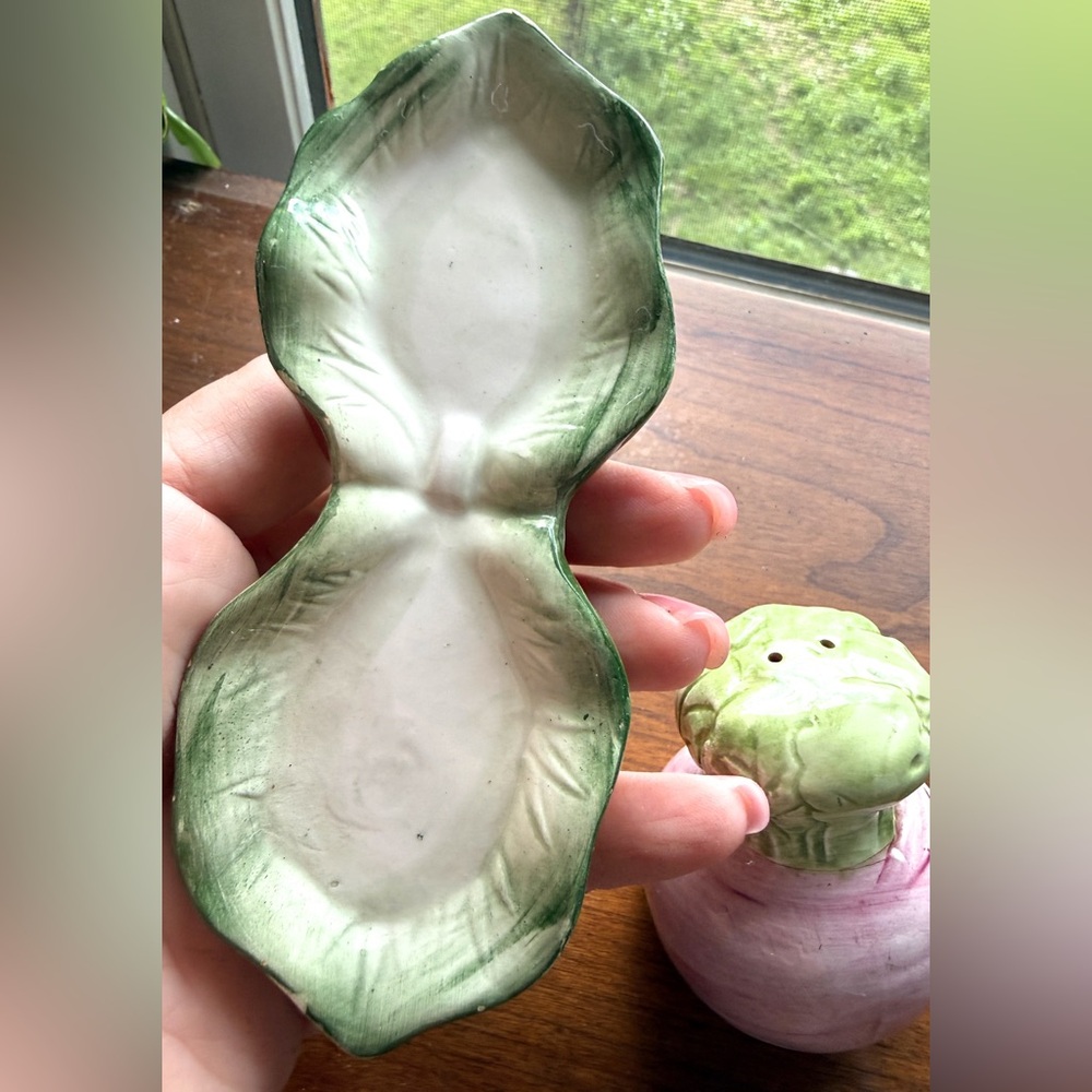 Fitz and Floyd Vintage Ceramic Vegetable (Radish/Turnip) Salt and Pepper Shakers - Picture 7 of 10